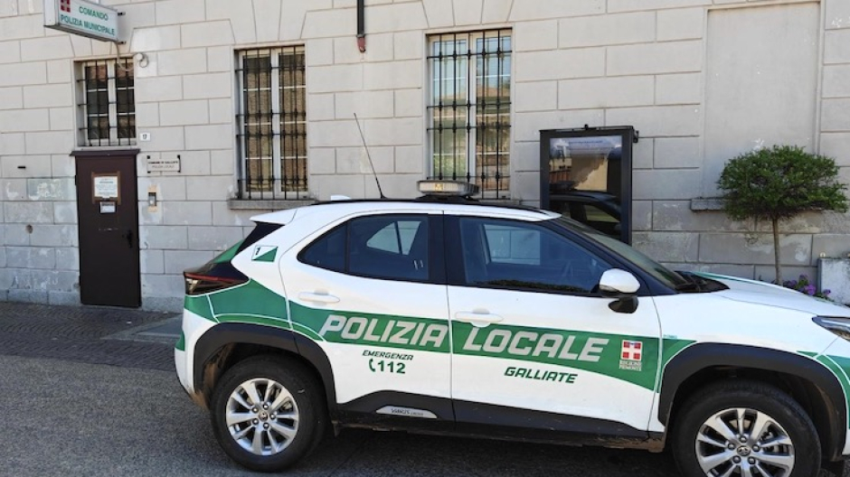 Galliate, la Polizia Locale soccorre anziana in difficoltà in casa